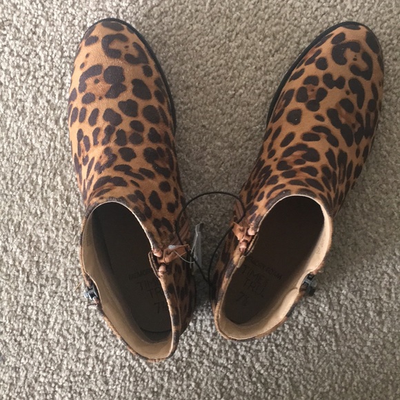 “Time and Tru” leaped print booties; size 7 1/2 - Picture 6 of 11
